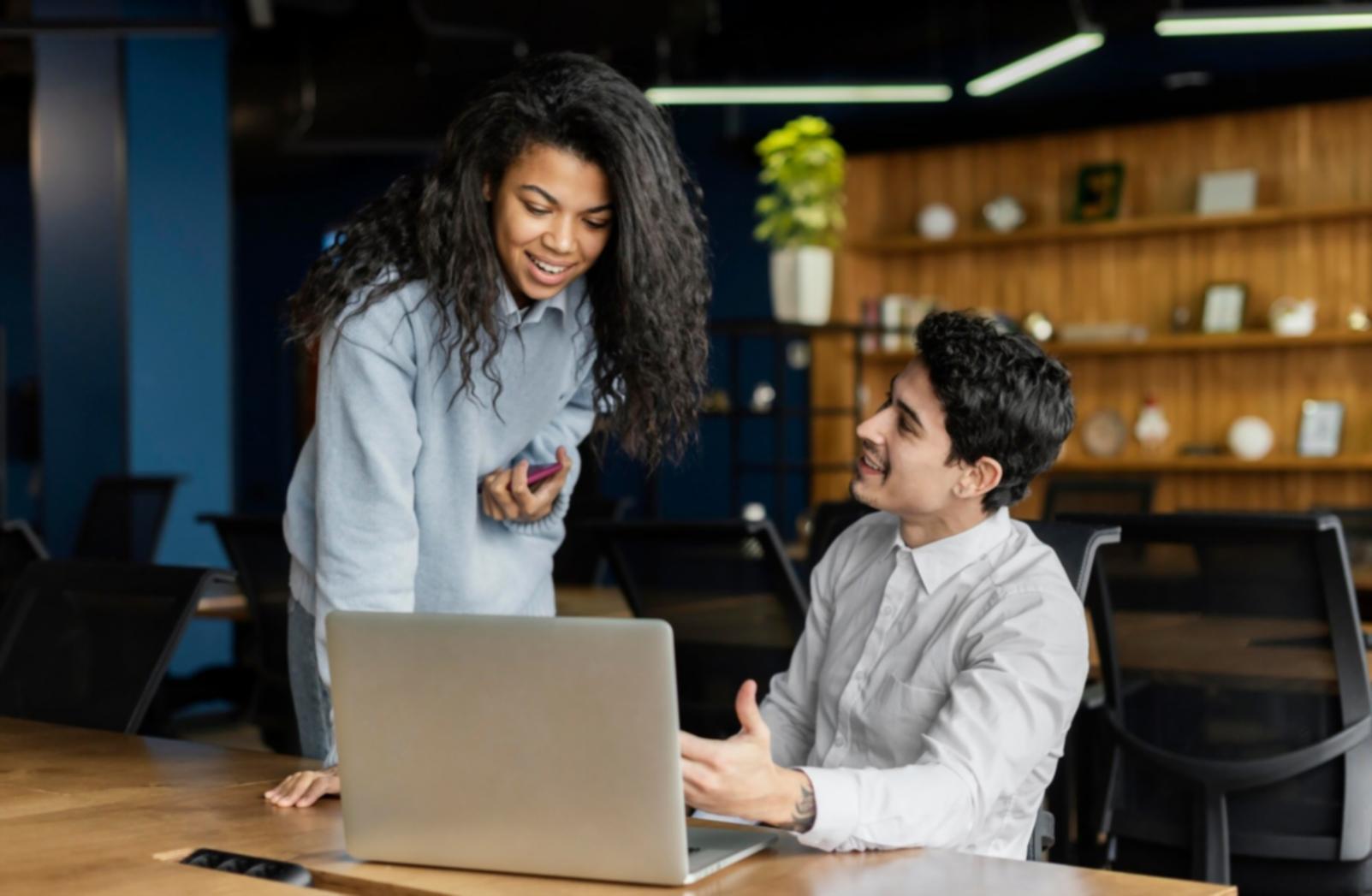 Grupo pequeño de profesionales en sesión de formación práctica