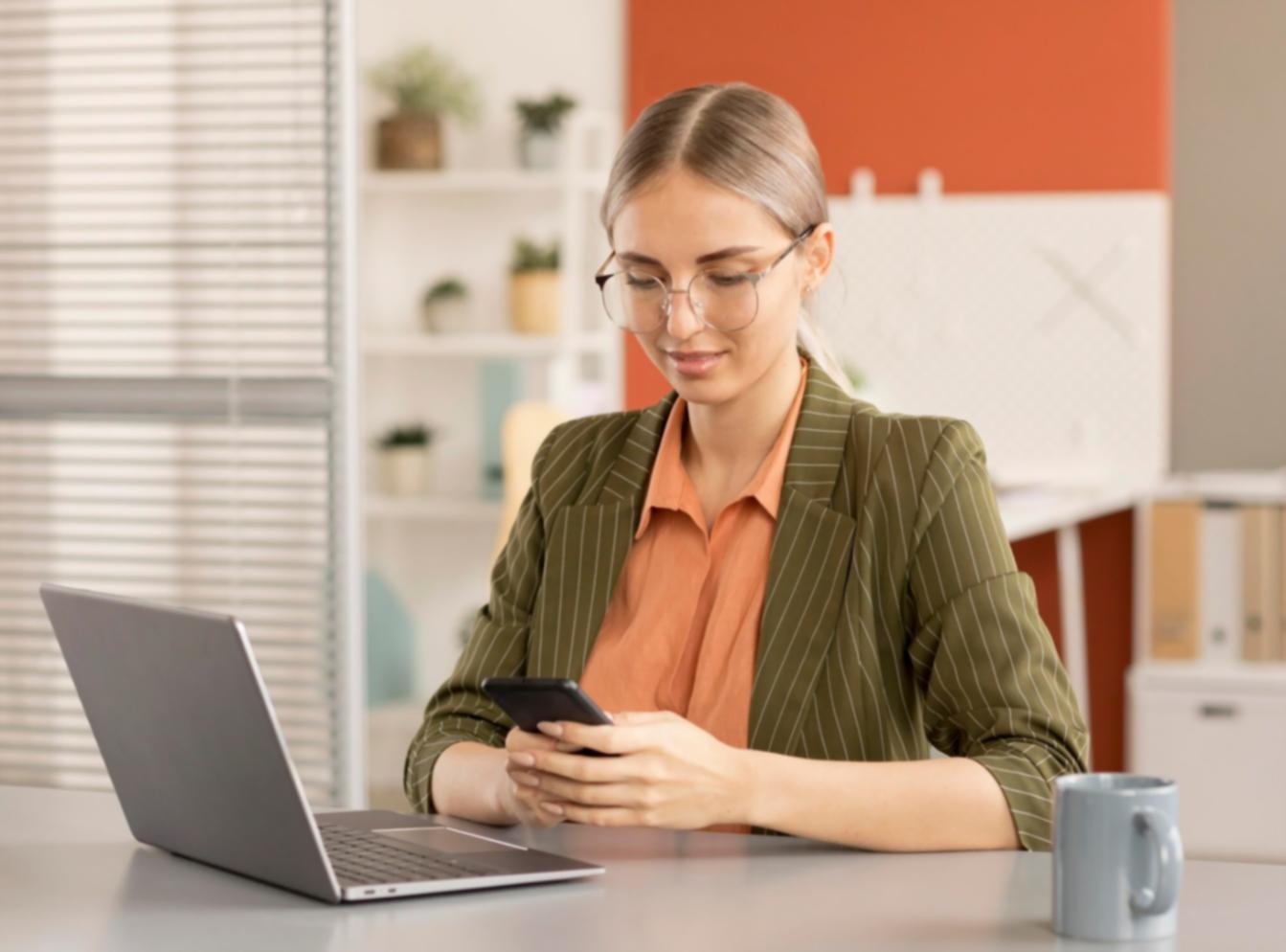 Profesional analizando datos financieros para mejorar técnicas de venta