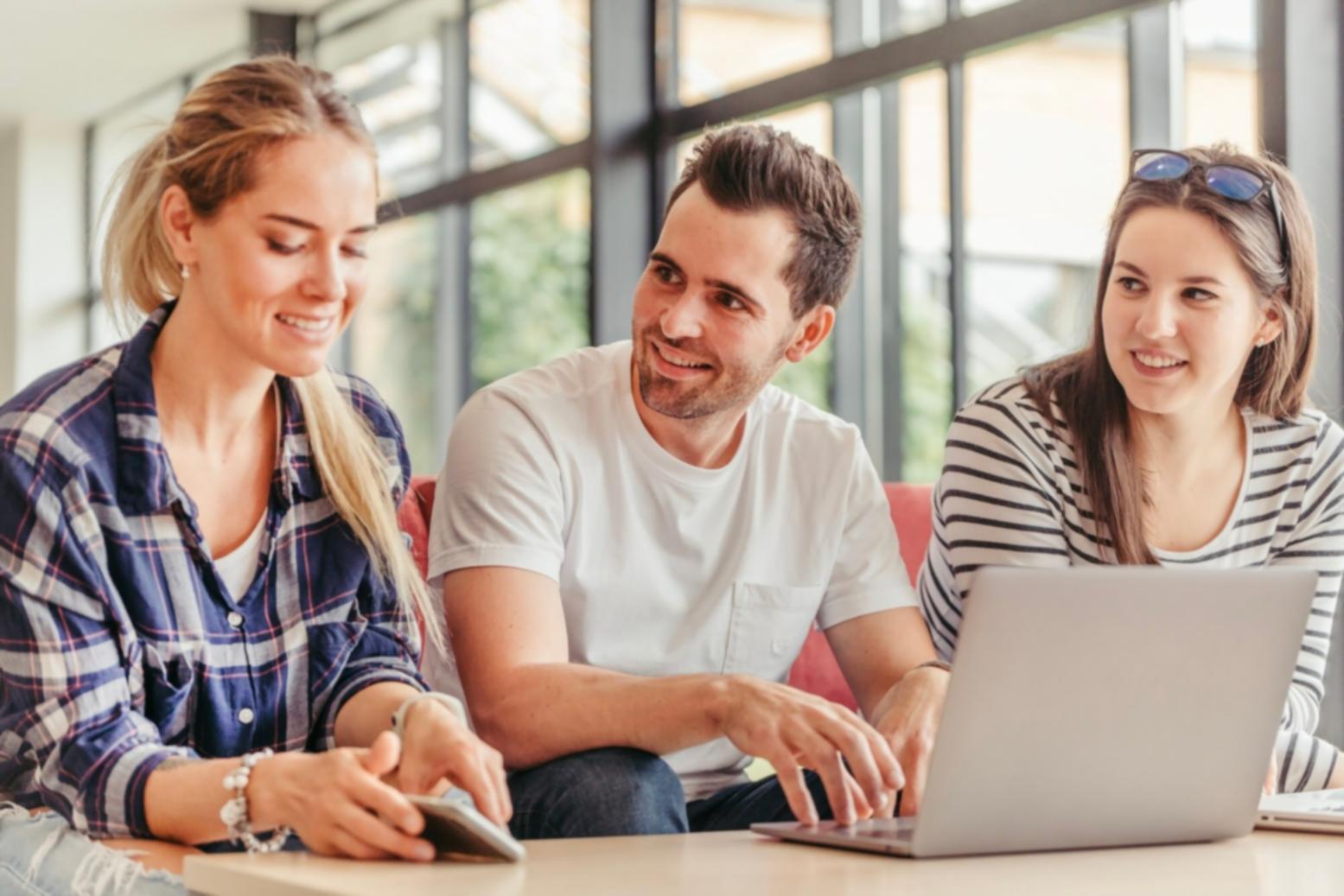 Profesional preparando estrategia de ventas en oficina moderna